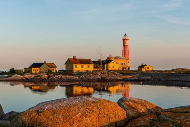 Schweden, Torhamn, Utklippan, 13.06.2025: Der Leuchtturm der ehemaligen Lotseninsel Utklippan wird vom Abendlicht angestrahlt. Heute machen hier u.a. Sportboote auf ihrer Reise von und nach Norden Station. Abendstimmung auf Utklippan *** Sweden, Torhamn, Utklippan, 13 06 2025 The lighthouse on the former pilot island of Utklippan is illuminated by the evening light Today, pleasure craft stop here on their journey to and from the north Evening atmosphere on Utklippan