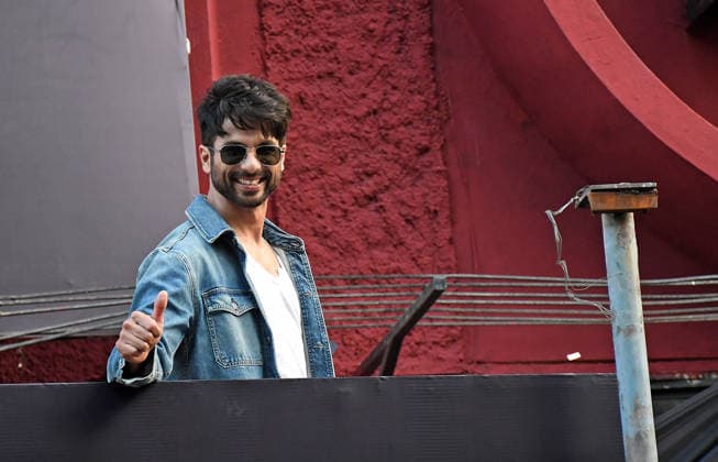 Bollywood actors Shahid Kapoor & Triptii Dimri promote their upcoming film, O Romeo in Mumbai, India - 10 Feb 2026 Bollywood actor Shahid Kapoor shows a thumbs up sign to fans (not in view) as he leaves after promoting his upcoming film O Romeo outside a multiplex in Mumbai. The film will be release on 13th February 2026. Mumbai India Copyright: xAshishxVaishnavx xSOPAxImagesx AVaishnav_Bollywood actors Shahid Kapoor _ Triptii Dimri promote their upcoming film O_Romeo in (7)
