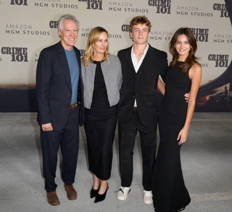 LOS ANGELES, USA February 10, 2026 Tate Donovan, Corry Scheuerman Luc Donovan at the premiere for Crime 101 at the United Theatre Picture Paul Smith Featureflash 452949 2026 02 10 CA Los Angeles  Copyright: xPaulxSmithx xFeaturesxFlashx xStarfacex STAR_452949_001