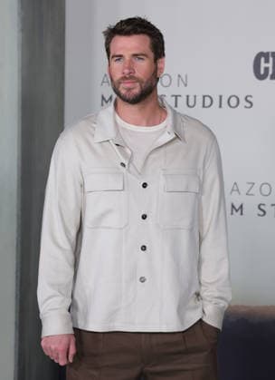 10 February, 2026 - Los Angeles, California -Chris Hemsworth. World Premiere Of Amazon MGM Studios Crime 101 held at The United Theater on Broadway, in Los Angeles. Los Angeles USA  - ZUMAa123 20260210_zaa_a123_210 Copyright: xADx