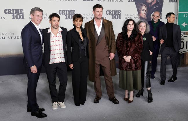 10 February, 2026 - Los Angeles, California -Mike Hopkins, Bart Layton, Halle Berry, Chris Hemsworth, Sue Kroll, Courtenay Valenti. World Premiere Of Amazon MGM Studios Crime 101 held at The United Theater on Broadway, in Los Angeles. Los Angeles USA  - ZUMAa123 20260210_zaa_a123_216 Copyright: xADx