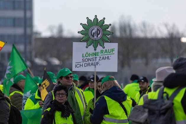 ver.di macht Druck: Groß-Kundgebung in Potsdam, Am 11. Februar 2026 wurde Potsdam zum Zentrum des Protests im öffentlichen Dienst der Länder (TV-L). Zum Auftakt der entscheidenden dritten Verhandlungsrunde rufen die Gewerkschaften ver.di, die GdP (Gewerkschaft der Polizei), die GEW und die IG BAU zu einem massiven Warnstreik auf. Hunderte Beschäftigte aus Ministerien, Polizeidienststellen, Hochschulen (wie der Uni Potsdam) und weiteren Landeseinrichtungen legen die Arbeit nieder, um ein faires Angebot der Arbeitgeber zu erzwingen. Die Kernforderungen sind deutlich: 7 % mehr Entgelt (mindestens 300 Euro) sowie eine zeitgleiche Übertragung des Ergebnisses auf die Beamtenbesoldung. Potsdam Brandeburg Deutschland *** ver di puts pressur