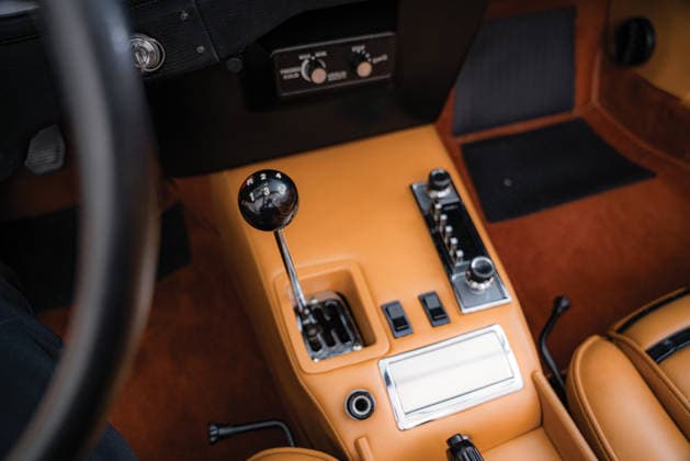 Vintage Hollywood Ferrari that featured in A Star is Born heads under the hammer at estimated £1.9m Story from Jam Press (Hollywood Ferrari Sale) Pictured: The 1971 Ferrari 365 GTB 4 Daytona Spider by Scaglietti. Vintage Hollywood Ferrari that featured in A Star is Born heads under the hammer at estimated £1.9m A vintage Hollywood Ferrari that featured in ‘A Star is Born’ heads under the hammer at an estimated £1.9m. This breathtaking 1971 Ferrari 365 GTB 4 Daytona Spider by Scaglietti presents a unique chance at owning a part of silver screen history. The motor is believed to have appeared in both A Star Is Born, featuring Kris Kristofferson and Barbra Streisand, and The Gumball in 1976. The 55-year-old ride was formerly owned by  Copyright: xJamxPress CourtesyxofxRMxSotheby s