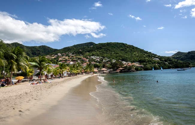 Martinique. Idylle am Strand. - Blick auf den idyllischen Fischerort Les Anses-d Arlet an der Südküste Martiniques. Das malerische Dorf mit Strand am türkisfarbenen Meer zählt zu den beliebtesten Ausflugszielen auf der Karibikinsel. Fort-de-France Martinique Frankreich *** Martinique Idyll on the beach View of the idyllic fishing village of Les Anses d Arlet on the south coast of Martinique The picturesque village with its beach on the turquoise sea is one of the most popular excursion destinations on the Caribbean island of Fort de France Martinique France