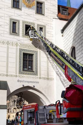 Munich, Bavaria, Germany - February 11, 2026: Fire department drill in Munich at Marienplatz. Emergency personnel conduct a rescue drill using a turntable ladder and practice responding to an emergency at a building. *** Feuerwehrübung in München am Marienplatz. Einsatzkräfte führen eine Übung einer Personenrettung mit der Drehleiter durch und trainieren den Notfall an einem Gebäude.