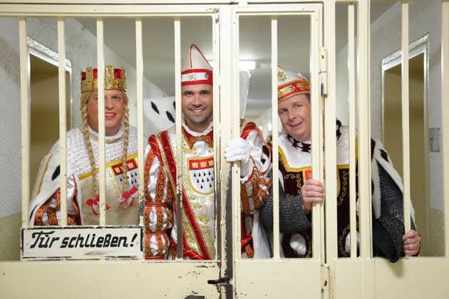 Koelner Karneval, Maedchen Sitzung in der Justizvollzugsanstalt Koeln Ossendorf Das Koelner Dreigestin um Prinz Niklas I. Bauer Clemens und Jungfrau Aenne hinter Gitter bei der traditionellen Maedchen Sitzung mit Insassinnen und Haeftlingen in der Justizvollzugsanstalt (JVA) Koeln-Ossendorf, Koeln, 11.02.2026 Koeln NRW Deutschland *** Cologne carnival, girls session in Cologne Ossendorf prison The Cologne trinity around Prince Niklas I Farmer Clemens and Maid Aenne behind bars at the traditional girls session with inmates and prisoners in Cologne Ossendorf prison, Cologne, 11 02 2026 Cologne NRW Germany