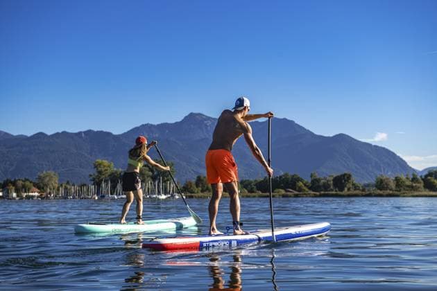 Stand-up Paddler bei Übersee, Chiemsee, Chiemgauer Alpen, Oberbayern, Bayern, Deutschland Stand-up Paddler bei Übersee, Chiemsee, Chiemgau Alps, Upper Bavaria, Bavaria, Germany Copyright: imageBROKER NorbertxEisele-Hein iblnex16589085.jpg ,model released, Symbolfoto ,property released