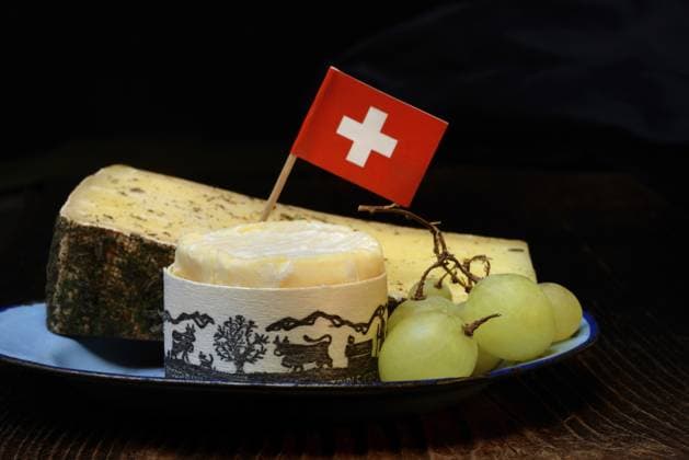 Teller mit Schweizer Käse, Gstaader Bergkäse mit Kräutern und Rahmkäse Fette Berta , Schweiz Plate of Swiss cheese, Gstaad mountain cheese with herbs and cream cheese Fette Berta , Switzerland Copyright: imageBROKER JürgenxPfeiffer ibxjpf16488082.jpg