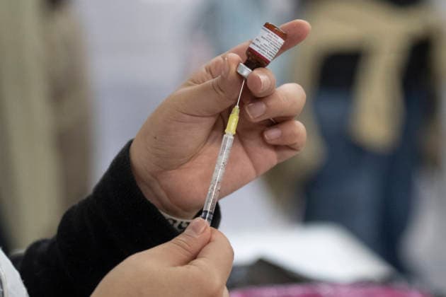 A nurse prepares a dose of the measles vaccine to administer to people during a vaccination campaign following a surge in measles cases in the country, on February 11, 2026, in Mexico City, Mexico. Mexico City Mexico - ZUMAe321 20260211_zia_e321_016 Copyright: xMarcoxGonzalezx