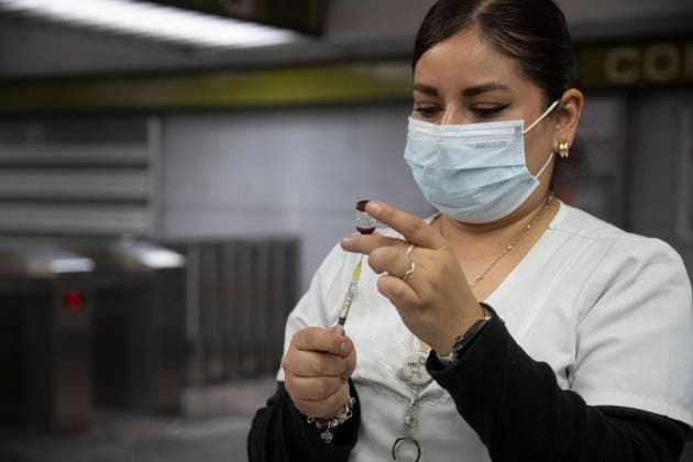 A nurse prepares a dose of the measles vaccine to administer to people during a vaccination campaign following a surge in measles cases in the country, on February 11, 2026, in Mexico City, Mexico. Mexico City Mexico  - ZUMAe321 20260211_zia_e321_020 Copyright: xMarcoxGonzalezx