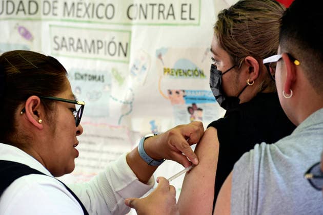 A person receives a dose of the measles vaccine at Salto del Agua metro vaccination center, as part the vaccination campaign against the virus outbreak after increase measles cases in the country, on February 11, 2026, in Mexico City, Mexico. Mexico City Mexico - ZUMAe321 20260211_zia_e321_025 Copyright: xLuisxBarronx