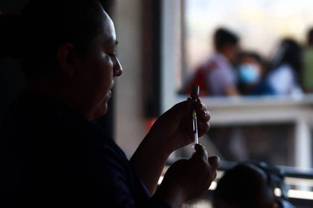 A nurse prepares a dose of the measles vaccine at Guelatao subway station vaccination center, as part the vaccination campaign against the virus outbreak after increase measles cases in the country, on February 11, 2026, in Mexico City, Mexico. Mexico City Mexico  - ZUMAe321 20260211_zia_e321_041 Copyright: xCarlosxSantiagox