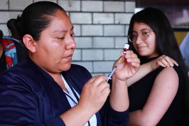 A nurse prepares a dose of the measles vaccine at Guelatao subway station vaccination center, as part the vaccination campaign against the virus outbreak after increase measles cases in the country, on February 11, 2026, in Mexico City, Mexico. Mexico City Mexico  - ZUMAe321 20260211_zia_e321_046 Copyright: xCarlosxSantiagox