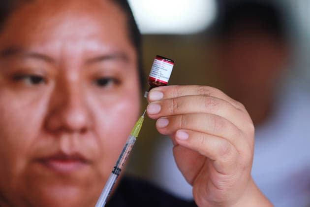 A nurse prepares a dose of the measles vaccine at Guelatao subway station vaccination center, as part the vaccination campaign against the virus outbreak after increase measles cases in the country, on February 11, 2026, in Mexico City, Mexico. Mexico City Mexico - ZUMAe321 20260211_zia_e321_045 Copyright: xCarlosxSantiagox