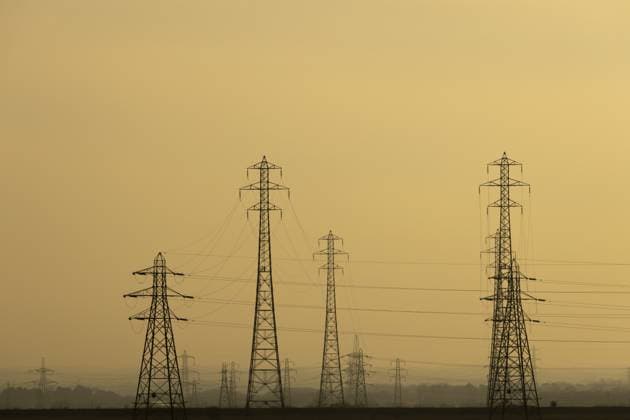 Silhouette von Strommasten und Stromleitungen bei Sonnenuntergang, England, Großbritannien Electricity pylons and power lines silhouette at sunset, England, United Kingdom Copyright: imageBROKER KevinxSawford ibxksa16552492.jpg