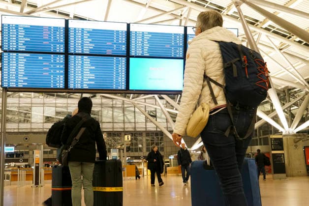 Anzeigetafel gestrichene Fluege Cancelled gesperte Zugaenge leere Abferigungsschalter airline kaum Passagiere im Flughafenterminal Abfertigungsgebaeude Abfertigungshalle des Helmut Schmidt Airport am Donnerstag 12.Februar 20236 in Hamburg Die Lufthansa Piloten und das Kabinenpersonal sind heute in einen Warnstreik getreten. Sie fordern u.a. eine bessere Altersversorgung. Hamburg Deutschland *** Display board canceled flights canceled blocked trains empty check-in counters airline hardly any passengers in the airport terminal check-in building check-in hall of Helmut Schmidt Airport on Thursday February 12, 20236 in Hamburg Lufthansa pilots and cabin crew went on a warning strike today They are demanding, among other things, better pension