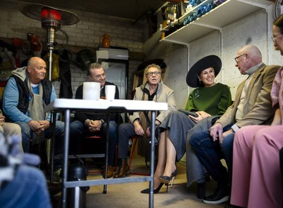 PURMEREND - Queen Maxima speaks with residents in a garage at Flat Het Dagboek. Maxima is visiting the North Holland town to learn more about how residents are committed to improving their living environment. REMKO DE WAAL ANP netherlands out - belgium out  Copyright: xx x550460613x originalFilename: 550460613.jpg