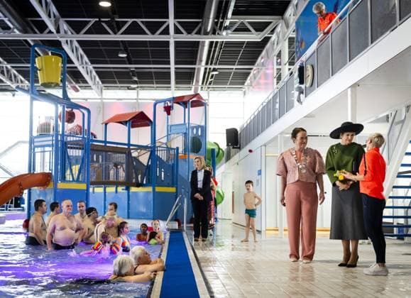 PURMEREND - Queen Maxima during a visit to the Leeghwaterbad swimming pool. Maxima is visiting the North Holland town to learn more about how residents are committed to improving their living environment. REMKO DE WAAL ANP netherlands out - belgium out  Copyright: xx x550464720x originalFilename: 550464720.jpg