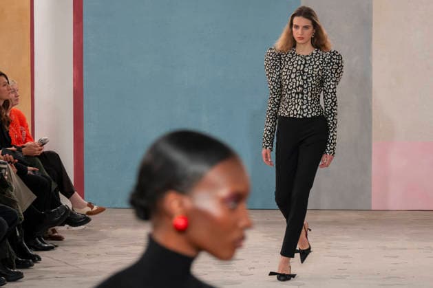 A model walks the runway wearing pieces from Venezuelan designer Carolina Herrera s new collection in New York, United States, 12 February 2026. Herrera s collection is an ode to the creative power of women artists, patrons, gallery owners, collectors and muses, who wore her autumn-winter designs in New York. Carolina Herrera celebrates women in the arts at her fashion show in New York !ACHTUNG: NUR REDAKTIONELLE NUTZUNG!  Copyright: xÁngelxColmenaresx AME4433 20260212-55019375242_1