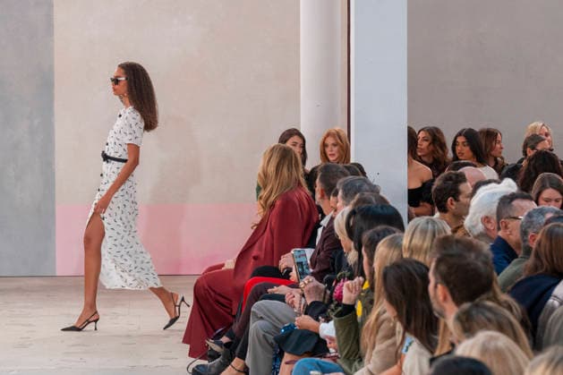 A model walks the runway wearing pieces from Venezuelan designer Carolina Herrera s new collection in New York, United States, 12 February 2026. Herrera s collection is an ode to the creative power of women artists, patrons, gallery owners, collectors and muses, who wore her autumn-winter designs in New York. Carolina Herrera celebrates women in the arts at her fashion show in New York !ACHTUNG: NUR REDAKTIONELLE NUTZUNG!  Copyright: xÁngelxColmenaresx AME4424 20260212-55019375266_1