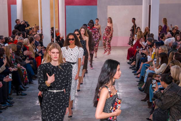 People parade in garments from the new collection by Venezuelan designer Carolina Herrera in New York, United States, 12 February 2026. Herrera s collection is an ode to the creative power of women artists, patrons, gallery owners, collectors and muses, who wore her autumn-winter designs in New York. Carolina Herrera celebrates women in the arts at her fashion show in New York !ACHTUNG: NUR REDAKTIONELLE NUTZUNG!  Copyright: xÁngelxColmenaresx AME4408 20260212-55019375279_1