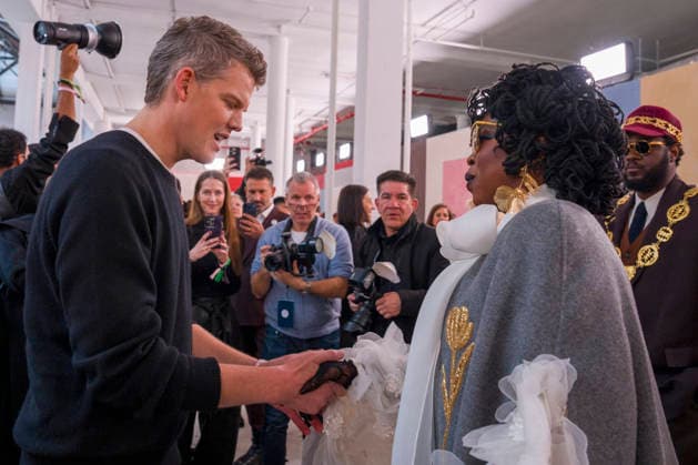 The creative director of the Carolina Herrera fashion brand, Wes Gordon (L), greets singer Lauryn Hill during the presentation of the new collection in New York, United States, 12 February 2026. Herrera s collection is an ode to the creative power of women artists, patrons, gallery owners, collectors and muses, who wore her autumn-winter designs in New York. Carolina Herrera celebrates women in the arts at her fashion show in New York !ACHTUNG: NUR REDAKTIONELLE NUTZUNG!  Copyright: xÁngelxColmenaresx AME4409 20260212-55019375287_1