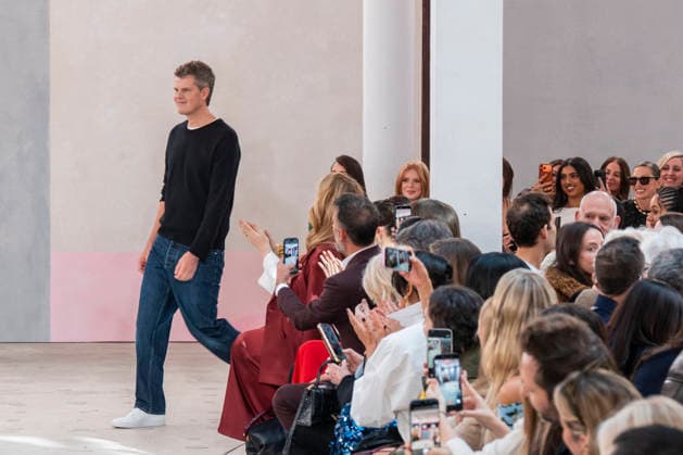 The creative director of the Carolina Herrera fashion brand, Wes Gordon, waves during the presentation of the new collection in New York, United States, 12 February 2026. Herrera s collection is an ode to the creative power of women artists, patrons, gallery owners, collectors and muses, who wore her autumn-winter designs in New York. Carolina Herrera celebrates women in the arts at her fashion show in New York !ACHTUNG: NUR REDAKTIONELLE NUTZUNG!  Copyright: xÁngelxColmenaresx AME4428 20260212-55019375327_1