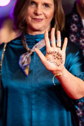 Berlinale Berlinale, 76 Berlin International Film Festival 2026 Katrin Goering Eckardt with message on her hand Remembrance is not a violation Opening Ceremony Berlinale Palast, Red Carpet Berlinale, 76 Berlin International Film Festival 2026 Press Photo Roger Buerke Copyright: xEibner-Pressefoto RogerxBuerkex EP_RBE