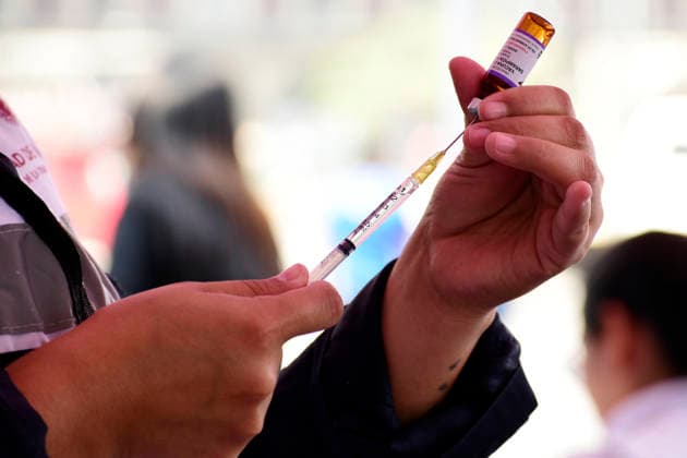 A health personnel prepares a dose of the measles vaccine to administer to the population at a vaccination station located at main Square Zocalo. on February 12, 2026, in Mexico City, Mexico. Mexico City Mexico - ZUMAe321 20260212_zia_e321_016 Copyright: xLuisxBarronx