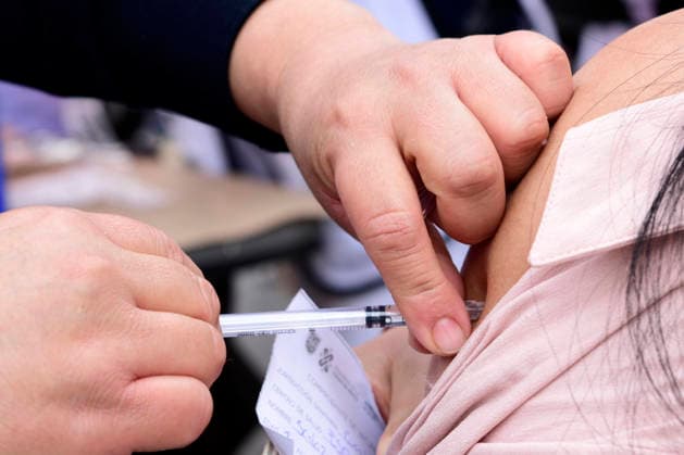 A Health personnel administers a dose of the measles vaccine to a person at a vaccination station located at main Square Zocalo. on February 12, 2026, in Mexico City, Mexico. Mexico City Mexico - ZUMAe321 20260212_zia_e321_019 Copyright: xLuisxBarronx