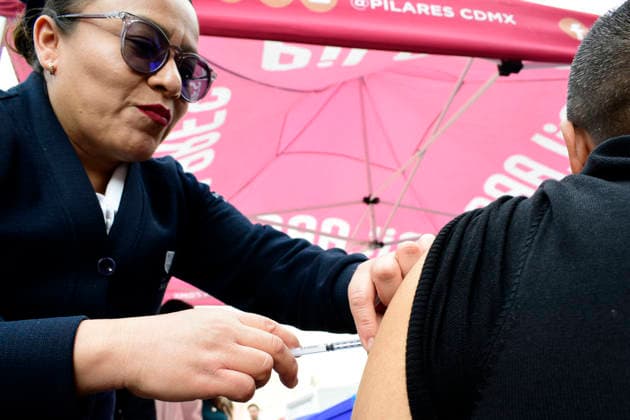 A Health personnel administers a dose of the measles vaccine to a person at a vaccination station located at main Square Zocalo. on February 12, 2026, in Mexico City, Mexico. Mexico City Mexico - ZUMAe321 20260212_zia_e321_023 Copyright: xLuisxBarronx