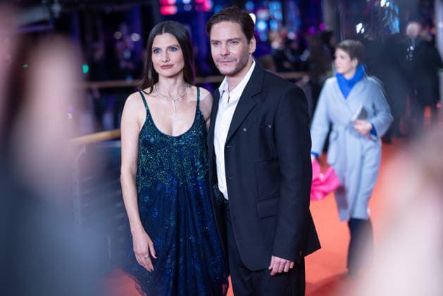 Opening 76 Berlinale The alternative view Daniel Brühl with his wife Felicitas Rombold Opening of the 76th Berlinale with the Afghan film No Good Men at the Berlinale Palast in Berlin Copyright: xEventpressx