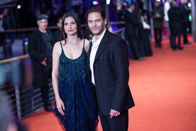 Opening 76 Berlinale The alternative view Daniel Brühl with his wife Felicitas Rombold Opening of the 76th Berlinale with the Afghan film No Good Men at the Berlinale Palast in Berlin Copyright: xEventpressx