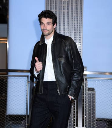 February 12, 2026, New York, Ny, United States: Paul Anthony Kelly visits the Empire State Building to celebrate the premiere of FXs Love Story: John F. Kennedy Jr. & Carolyn Bessette. Held at Empire State Building in New York. Zuma Press February 12, 2026 New York United States - ZUMAp281 20260212_zea_p281_004 Copyright: xPhotoxImagexPressx