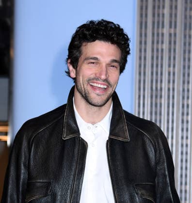 February 12, 2026, New York, Ny, United States: Paul Anthony Kelly visits the Empire State Building to celebrate the premiere of FXs Love Story: John F. Kennedy Jr. & Carolyn Bessette. Held at Empire State Building in New York. Zuma Press February 12, 2026 New York United States - ZUMAp281 20260212_zea_p281_005 Copyright: xPhotoxImagexPressx