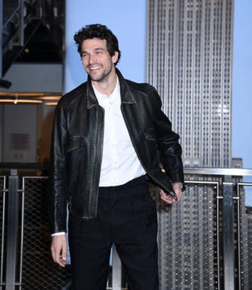 February 12, 2026, New York, Ny, United States: Paul Anthony Kelly visits the Empire State Building to celebrate the premiere of FXs Love Story: John F. Kennedy Jr. & Carolyn Bessette. Held at Empire State Building in New York. Zuma Press February 12, 2026 New York United States - ZUMAp281 20260212_zea_p281_007 Copyright: xPhotoxImagexPressx