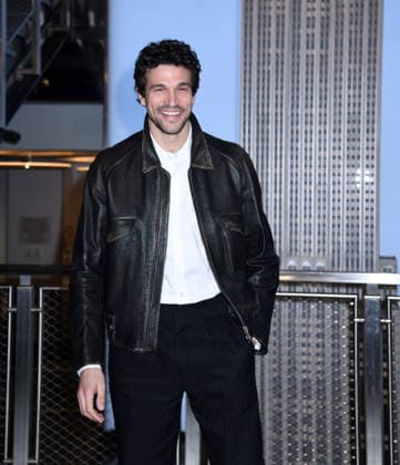 February 12, 2026, New York, Ny, United States: Paul Anthony Kelly visits the Empire State Building to celebrate the premiere of FXs Love Story: John F. Kennedy Jr. & Carolyn Bessette. Held at Empire State Building in New York. Zuma Press February 12, 2026 New York United States - ZUMAp281 20260212_zea_p281_011 Copyright: xPhotoxImagexPressx