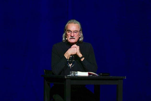 Reading by Christoph Ransmayr with the title Als ich noch unsterblich war, with musical accompaniment by Wolfgang Muthspiel on the guitar, at the Stadttheater Gmunden, as part of the Salzkammergut Festwochen G