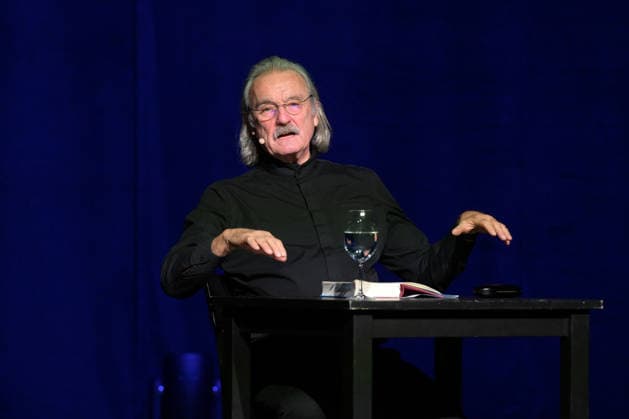 Reading by Christoph Ransmayr with the title Als ich noch unsterblich war, with musical accompaniment by Wolfgang Muthspiel on the guitar, at the Stadttheater Gmunden, as part of the Salzkammergut Festwochen G