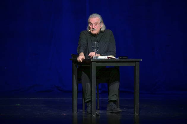 Reading by Christoph Ransmayr with the title Als ich noch unsterblich war, with musical accompaniment by Wolfgang Muthspiel on the guitar, at the Stadttheater Gmunden, as part of the Salzkammergut Festwochen G