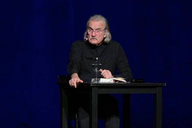 Reading by Christoph Ransmayr with the title Als ich noch unsterblich war, with musical accompaniment by Wolfgang Muthspiel on the guitar, at the Stadttheater Gmunden, as part of the Salzkammergut Festwochen G