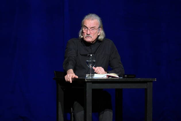 Reading by Christoph Ransmayr with the title Als ich noch unsterblich war, with musical accompaniment by Wolfgang Muthspiel on the guitar, at the Stadttheater Gmunden, as part of the Salzkammergut Festwochen G