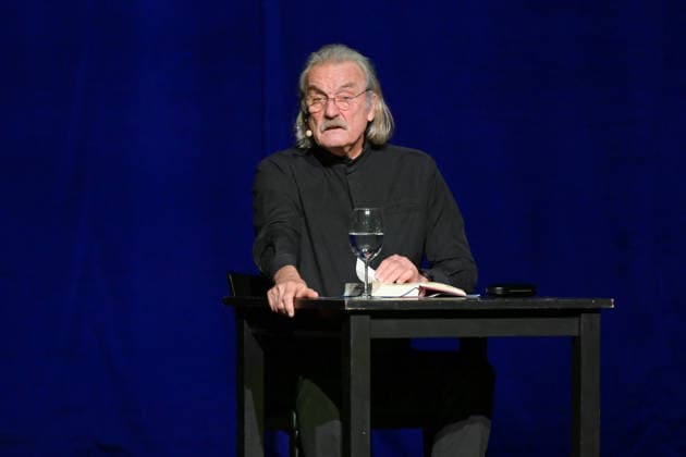 Reading by Christoph Ransmayr with the title Als ich noch unsterblich war, with musical accompaniment by Wolfgang Muthspiel on the guitar, at the Stadttheater Gmunden, as part of the Salzkammergut Festwochen G