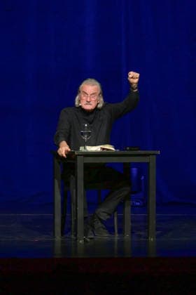 Reading by Christoph Ransmayr with the title Als ich noch unsterblich war, with musical accompaniment by Wolfgang Muthspiel on the guitar, at the Stadttheater Gmunden, as part of the Salzkammergut Festwochen G
