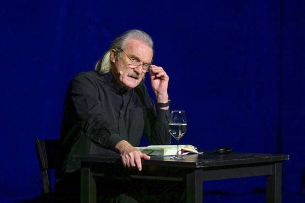 Reading by Christoph Ransmayr with the title Als ich noch unsterblich war, with musical accompaniment by Wolfgang Muthspiel on the guitar, at the Stadttheater Gmunden, as part of the Salzkammergut Festwochen G