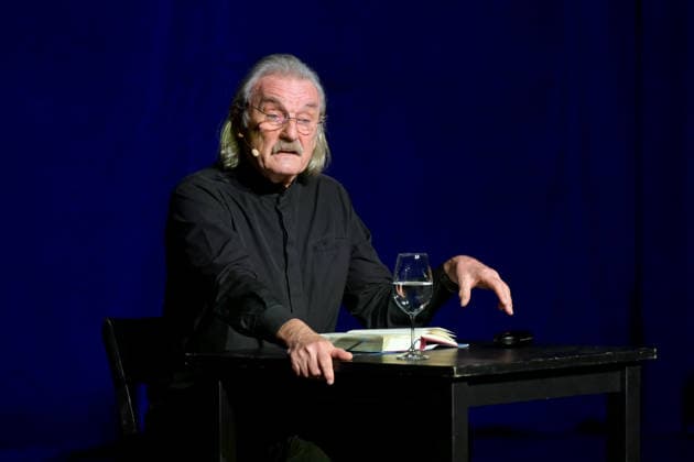 Reading by Christoph Ransmayr with the title Als ich noch unsterblich war, with musical accompaniment by Wolfgang Muthspiel on the guitar, at the Stadttheater Gmunden, as part of the Salzkammergut Festwochen G