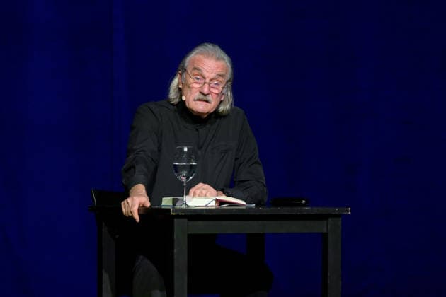 Reading by Christoph Ransmayr with the title Als ich noch unsterblich war, with musical accompaniment by Wolfgang Muthspiel on the guitar, at the Stadttheater Gmunden, as part of the Salzkammergut Festwochen G