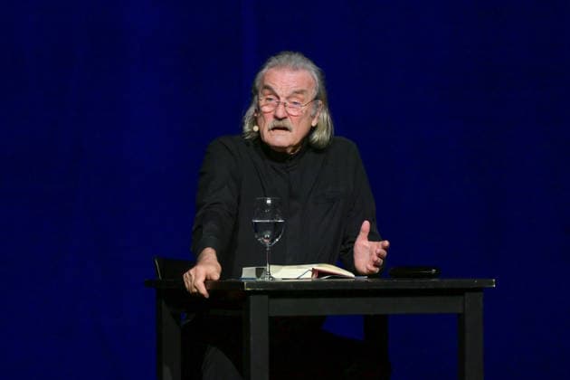 Reading by Christoph Ransmayr with the title Als ich noch unsterblich war, with musical accompaniment by Wolfgang Muthspiel on the guitar, at the Stadttheater Gmunden, as part of the Salzkammergut Festwochen G