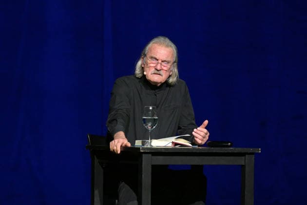 Reading by Christoph Ransmayr with the title Als ich noch unsterblich war, with musical accompaniment by Wolfgang Muthspiel on the guitar, at the Stadttheater Gmunden, as part of the Salzkammergut Festwochen G