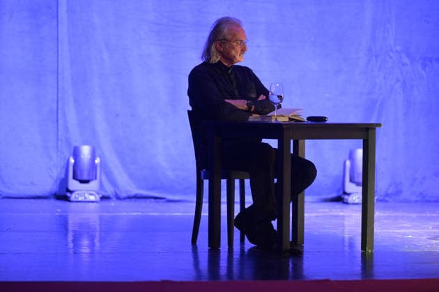 Reading by Christoph Ransmayr with the title Als ich noch unsterblich war, with musical accompaniment by Wolfgang Muthspiel on the guitar, at the Stadttheater Gmunden, as part of the Salzkammergut Festwochen G